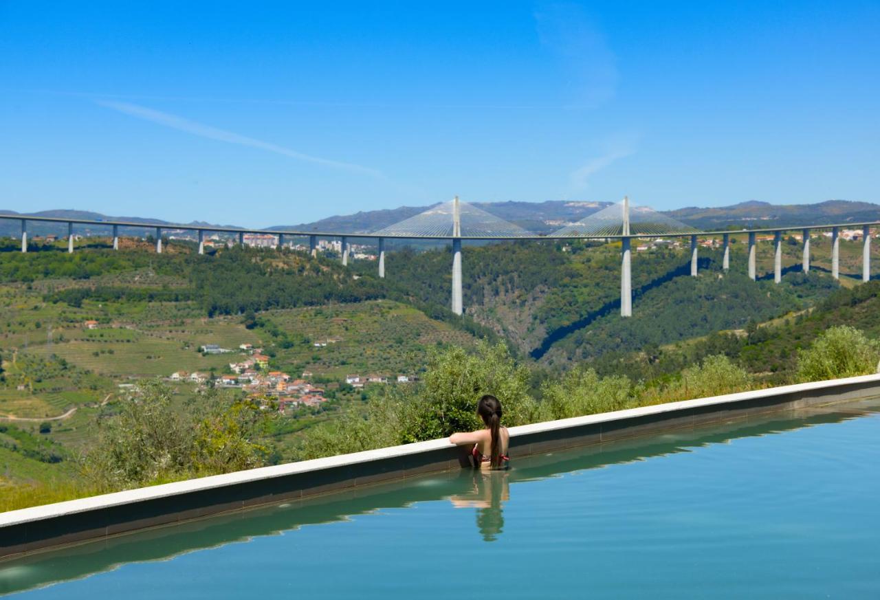 Santa Marta de Penaguião Mw Douro Wine & Spa מראה חיצוני תמונה View of the bridge from the swimming pool of the hotel