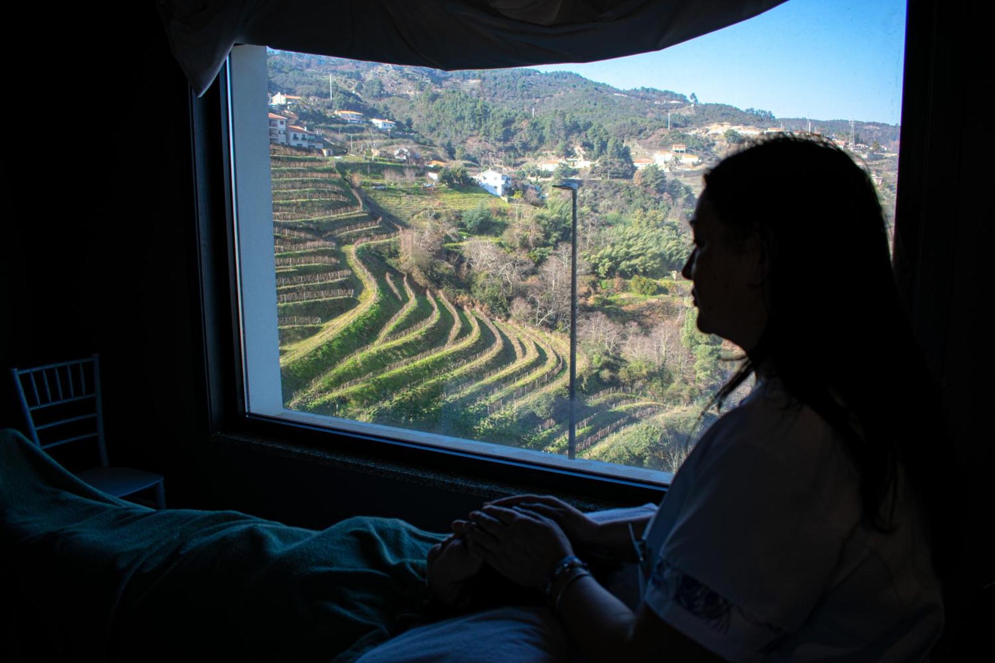 Santa Marta de Penaguião Mw Douro Wine & Spa מראה חיצוני תמונה A woman looking out of a window